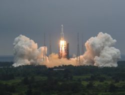 NASA Geram Roket China Jatuh Tak Terkendali ke Bumi
